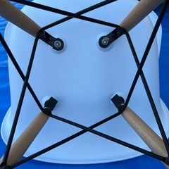 北欧風チェア ホワイト×ウッド脚　イームズ風チェア シェルチェアの画像