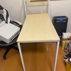 プリンターも置けるモダンなPCデスクの画像