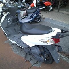 NO.5565　シグナス１２５ＸＳＲ　ＳＥ４４Ｊ　４サイクル　ＦＩ車　リヤキャリア付き　ホワイト　☆彡の画像