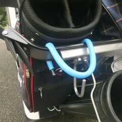 ゴルフカートにサブバックを吊るす為の特注ホルダーです　ブラックでかっこいいですの画像