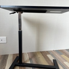 高さ調節可能なサイドテーブルの画像