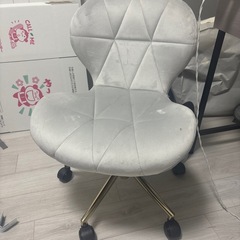 デスクとチェアの画像