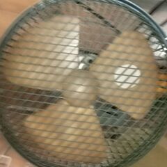 家庭用１００V電源仕様卓上扇風機　角度調整可能　デスク縁等に固定式の画像