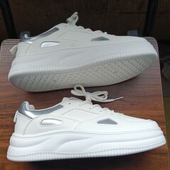 新品 24.5cm レディース スニーカー ホワイト シューズ 靴 カジュアル 識別番号:(946-Z)の画像