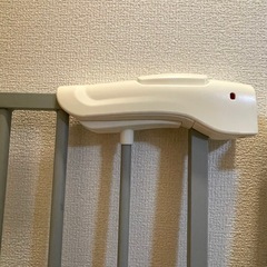 【現地取引限定】ベビーゲート　チャコールグレー　KISSBABY スチールゲートの画像