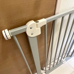 【現地取引限定】ベビーゲート　チャコールグレー　KISSBABY スチールゲートの画像