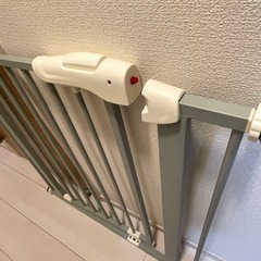 【現地取引限定】ベビーゲート　チャコールグレー　KISSBABY スチールゲートの画像
