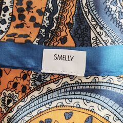 ほぼ未使用品。SMELLY(スメリー) シンプル＆華やかな青ベースのスカーフ、いかがでしょうか？の画像