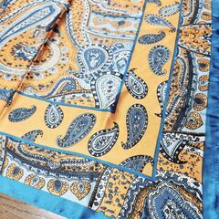 ほぼ未使用品。SMELLY(スメリー) シンプル＆華やかな青ベースのスカーフ、いかがでしょうか？の画像