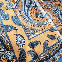 ほぼ未使用品。SMELLY(スメリー) シンプル＆華やかな青ベースのスカーフ、いかがでしょうか？の画像