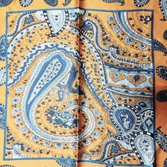 ほぼ未使用品。SMELLY(スメリー) シンプル＆華やかな青ベースのスカーフ、いかがでしょうか？の画像