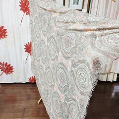 超大判。淡い透け感が上品可憐なたっぷりサイズのストール、いかがでしょうか？の画像