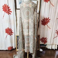 超大判。淡い透け感が上品可憐なたっぷりサイズのストール、いかがでしょうか？の画像