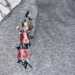 AZUL by moussy 長袖カットソー 95cm グレー 花柄刺繍の画像