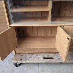 木製キャビネット 食器棚の画像