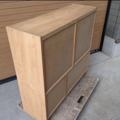 木製キャビネット 食器棚の画像