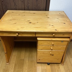 木製デスクの画像