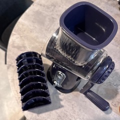 【多機能5-in-1】ロータリーチーズグレーター＆野菜スライサー 強力吸盤式の画像