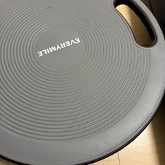 アダムスキー型バランスボードとストレッチポールの画像