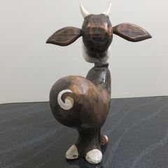 牛のオブジェ　置き物　木製の画像
