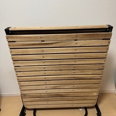 折りたたみベッドとマットの画像