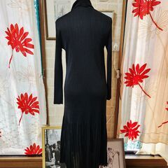 シンプル、実はドレッシー。薄手で柔らか。細かなプリーツがたまらないデザイン力のロングスタイルカーディガン、いかがでしょうか？の画像