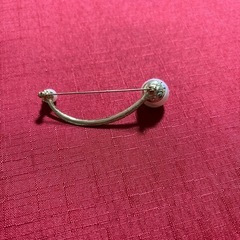 決定、ブローチの画像