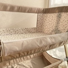 ベビーベッド 折り畳み コンパクト キャスター付 収納付 移動式 添い寝ベッドの画像