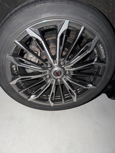 レイズ　ベルサス　トリアイナ　18インチ