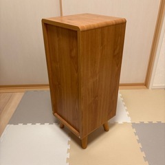 木製の脚付きキャビネットの画像