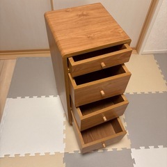 木製の脚付きキャビネットの画像