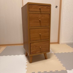 木製の脚付きキャビネットの画像