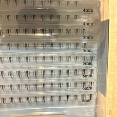 下つけまつ毛と、まつ毛用接着剤2個の画像