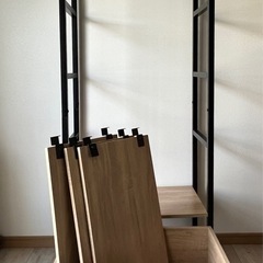 高さが変えられる収納ラック(シェルフ)の画像