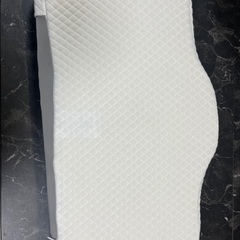 黒い折りたたみマットレス(枕つき)の画像