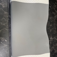 黒い折りたたみマットレス(枕つき)の画像