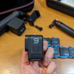 Go Pro9 + バッテリー + 充電器 + SDカード + スタンド + ケースセットの画像