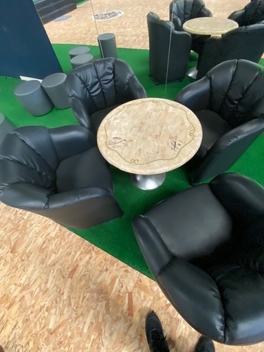 本革4脚椅子とテーブル