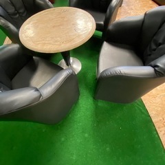 本革4脚椅子とテーブルの画像