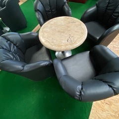 本革4脚椅子とテーブルの画像