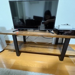 テーブルとテレビ台の画像