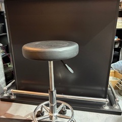バーカウンターと丸椅子の画像