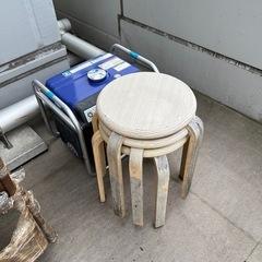 ダイニングテーブル、チェア、イス数脚の画像