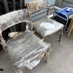 ダイニングテーブル、チェア、イス数脚の画像