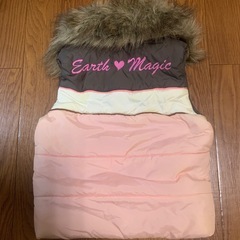 アースマジックのダウンベストとレイアリスの半ズボンの画像