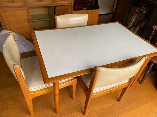 【引取り者決定済み】テーブルとカリモク椅子4脚セット♪