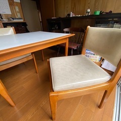 テーブルとカリモク椅子4脚セット♪の画像