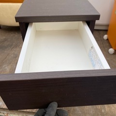 ベッド脇の棚オシャレな木目調♪の画像