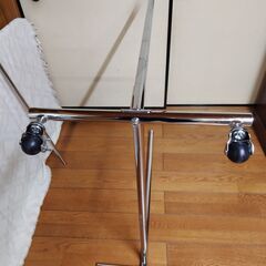 世田谷区近辺配送可能　美品　伸縮ハンガーラック　キャスター付き　スチール製 クロームメッキ 頑丈!高耐荷重ハンガー　横幅101×奥行42×高さ120～175cm　の画像