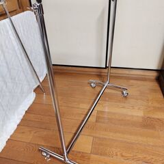 世田谷区近辺配送可能　美品　伸縮ハンガーラック　キャスター付き　スチール製 クロームメッキ 頑丈!高耐荷重ハンガー　横幅101×奥行42×高さ120～175cm　の画像